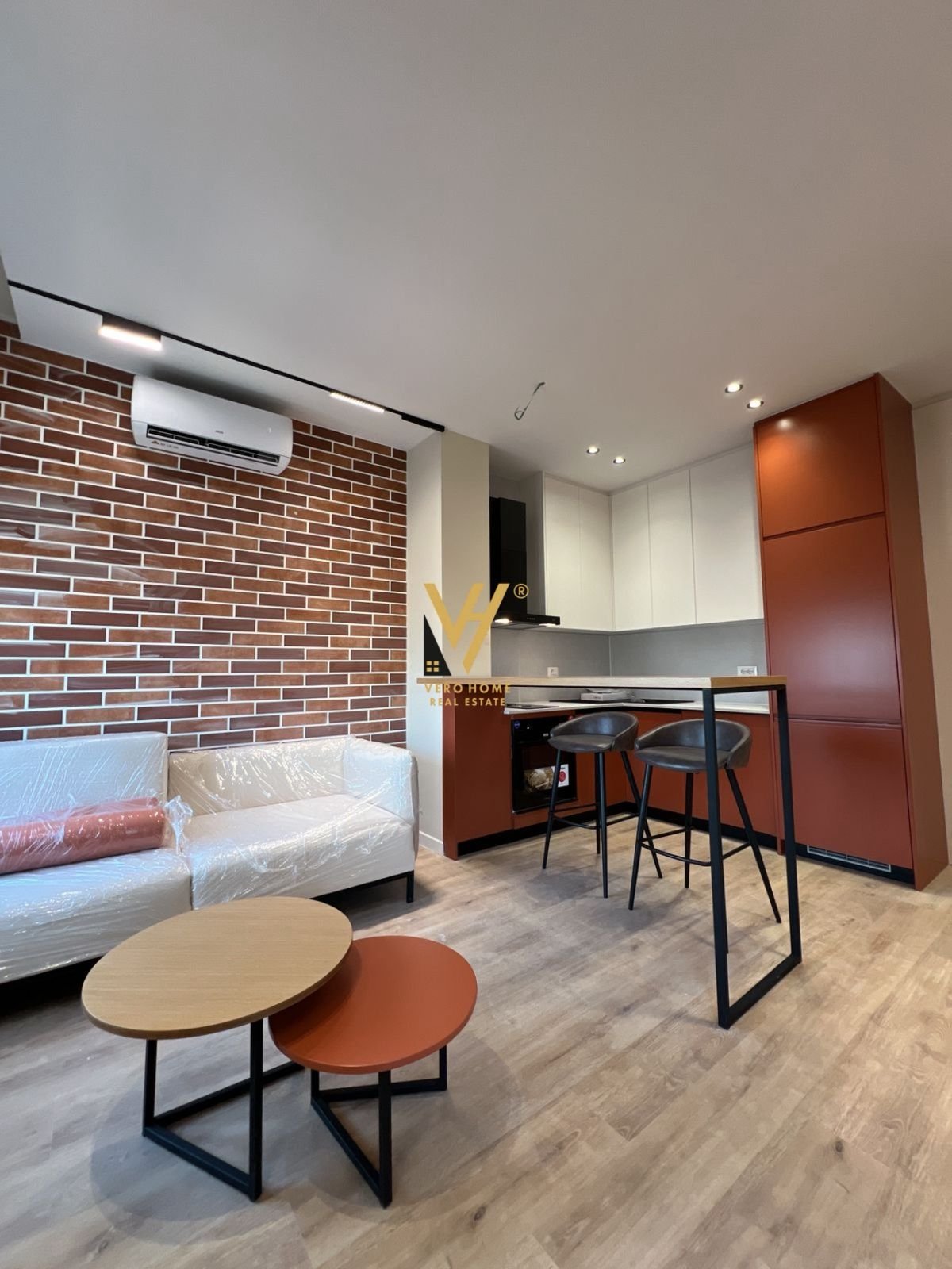 1+1 ME QERA TE STACIONI TRENIT 65.000 LEKE