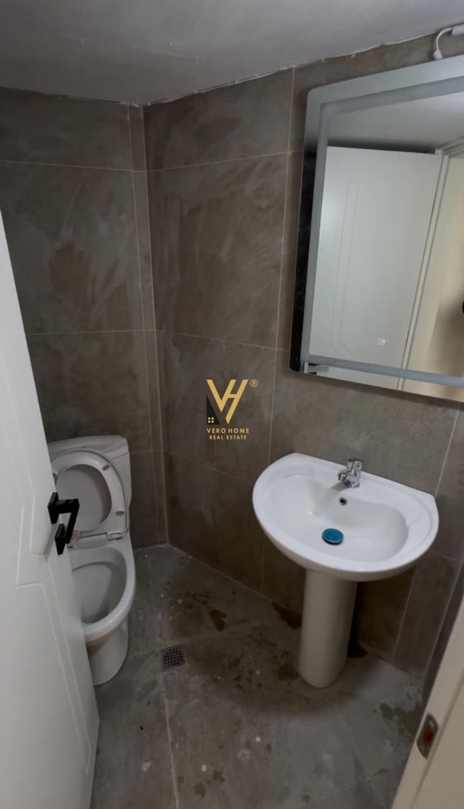 16 M2 TE BLLOKU I AMBASADAVE 250 EURO