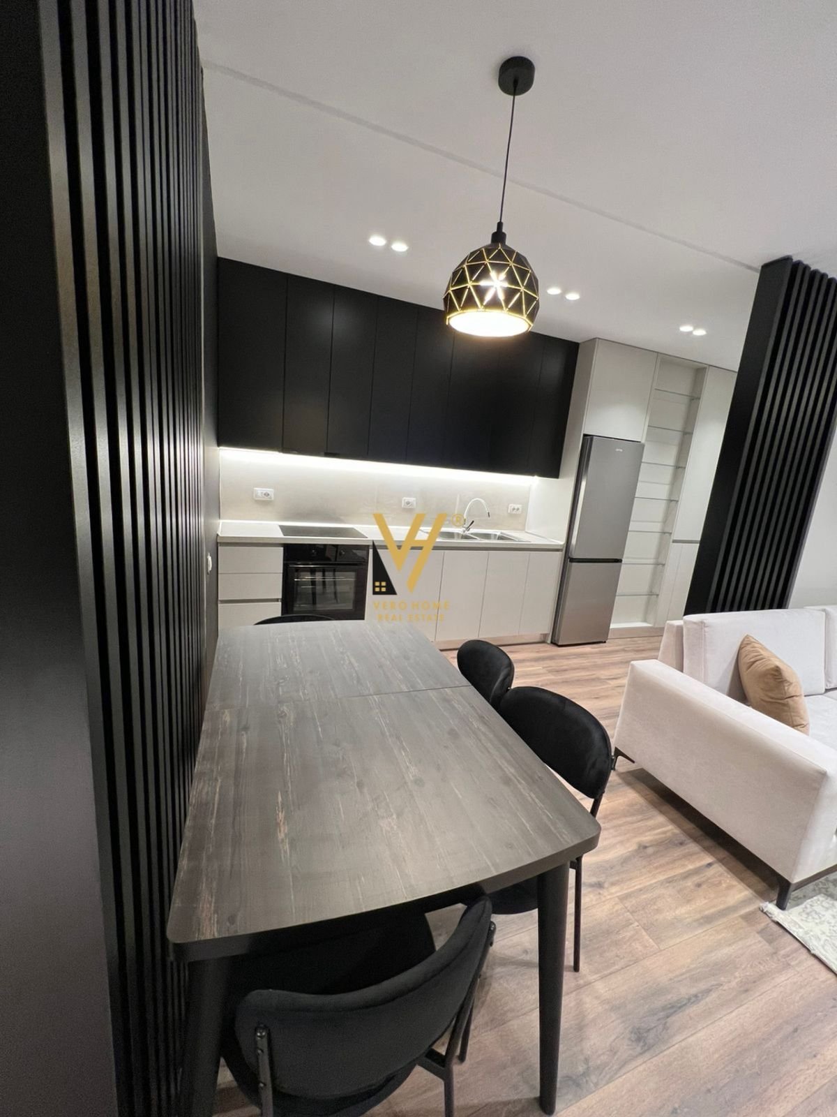 2+1 ME QERA TE ISH FUSHA E AVIACIONIT 700 EURO