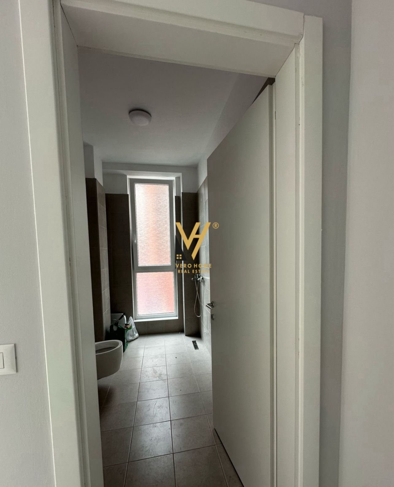 JEPET ZYRE 122M2 ME QERA STACIONI I TRENIT 1.300 E