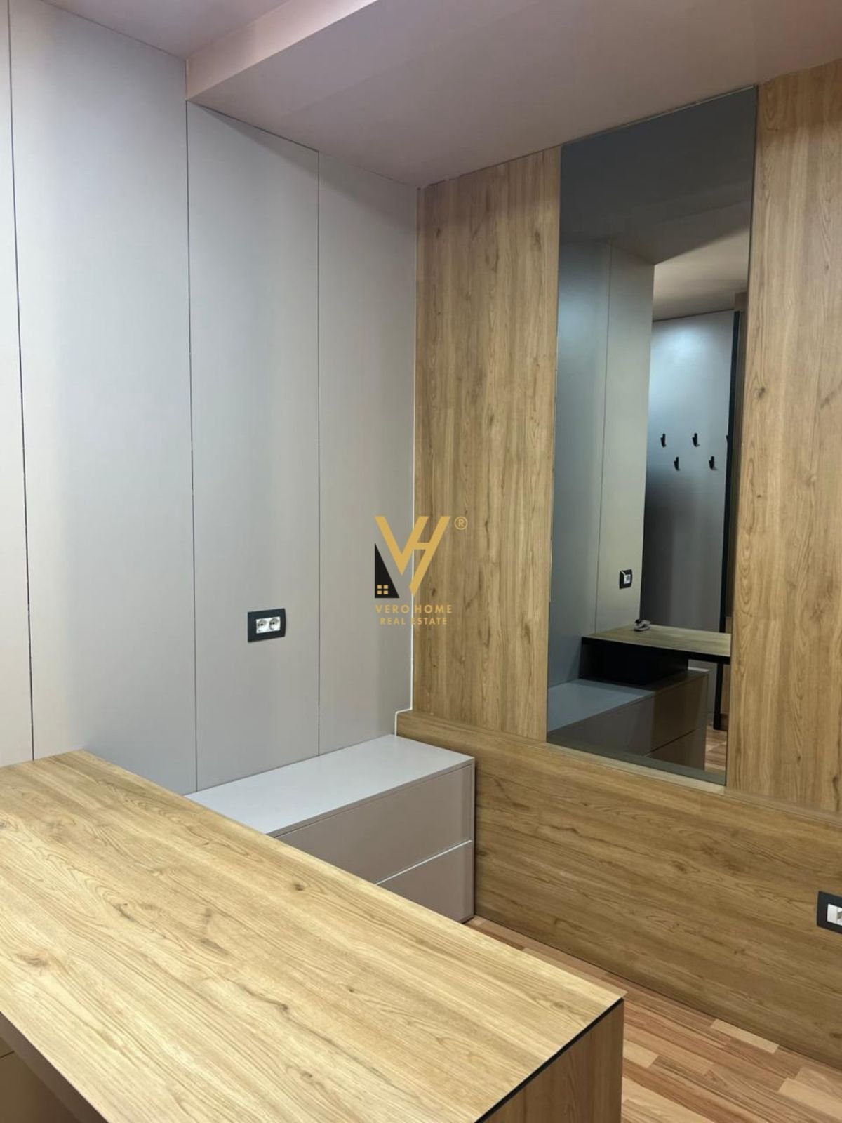 ZYRE 20 M2 ME QERA TE STACIONI I TRENIT 30.000 LEK