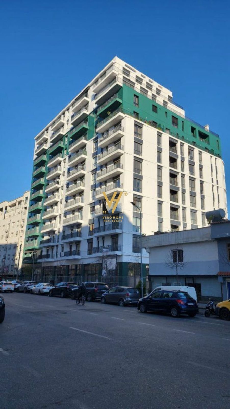 ZYRE 400 M2 TE KOMUNA E PARISIT 10.000 EURO