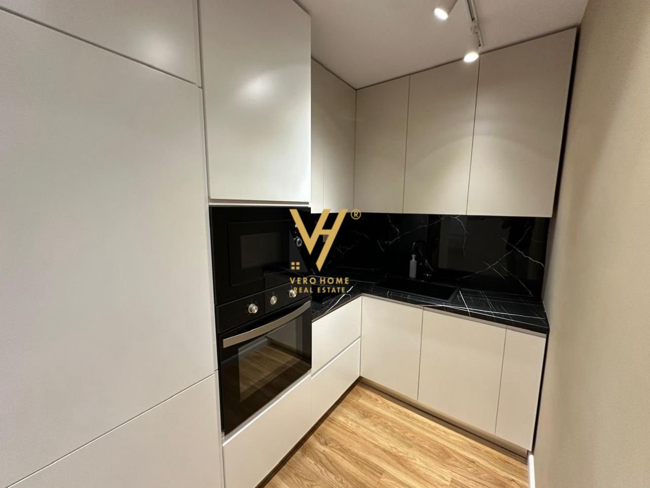 2+1 ME QERA NE QENDER 1.100 EURO