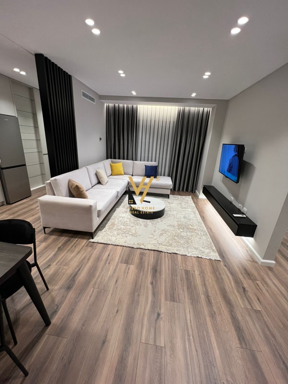 2+1 ME QERA TE ISH FUSHA E AVIACIONIT 700 EURO