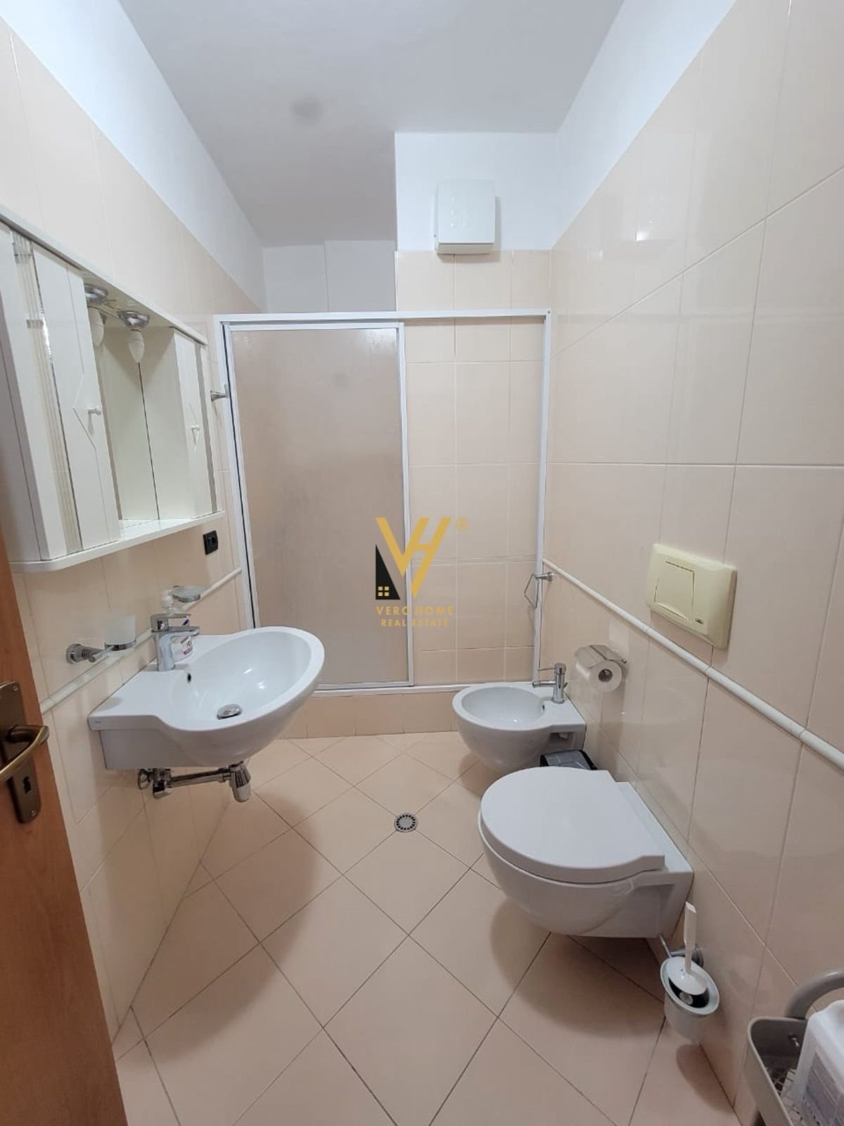 2+1+2+BLK ME QIRA TE KOMUNA E PARISIT 900 EURO