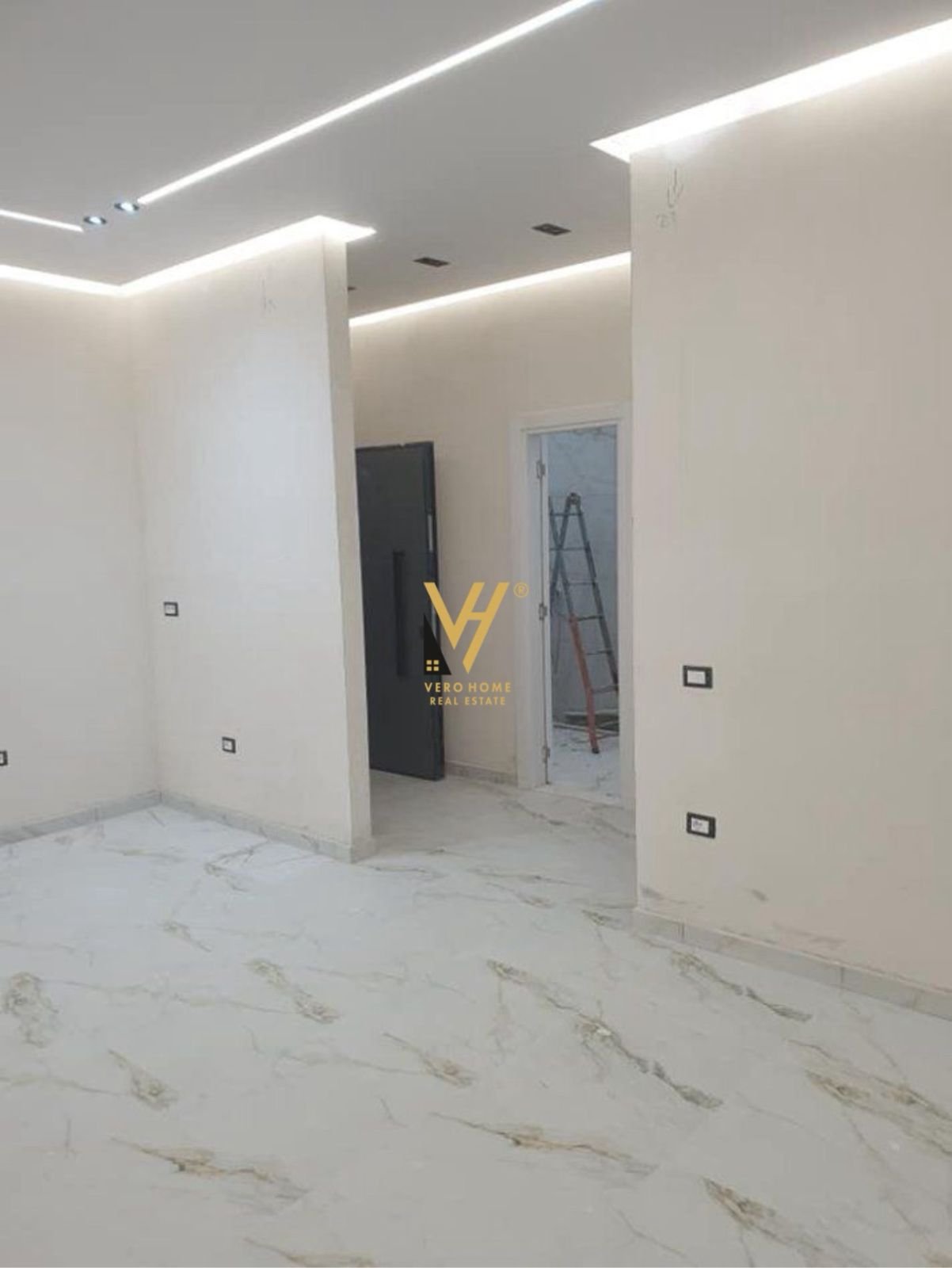 AMBIENT BIZNESI 74 M2 ME QERA NE ASTIR 80.000 LEKE