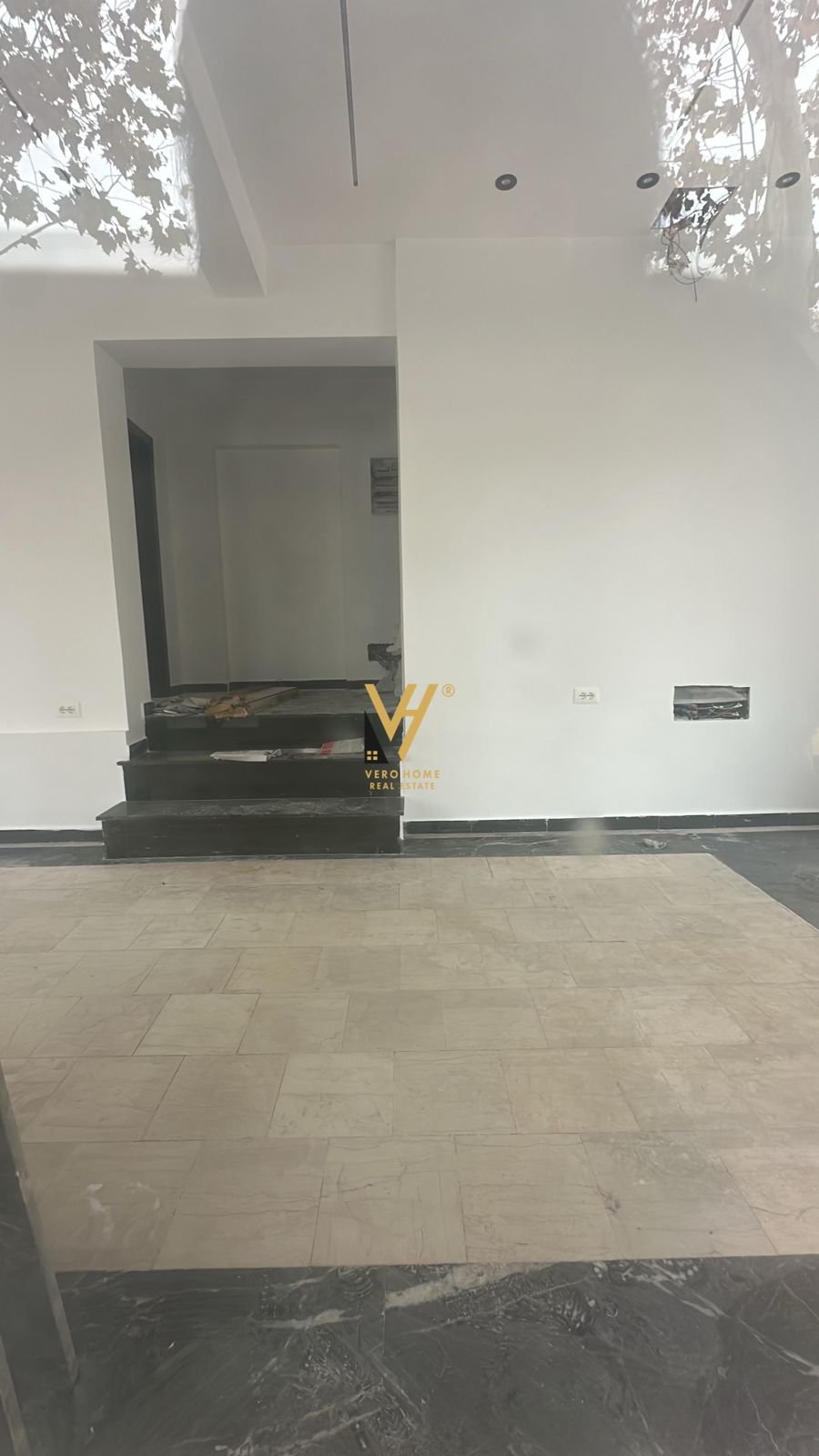 BIZNESI 65 M2 ME QERA STACIONI I TRENIT 1.600 EURO