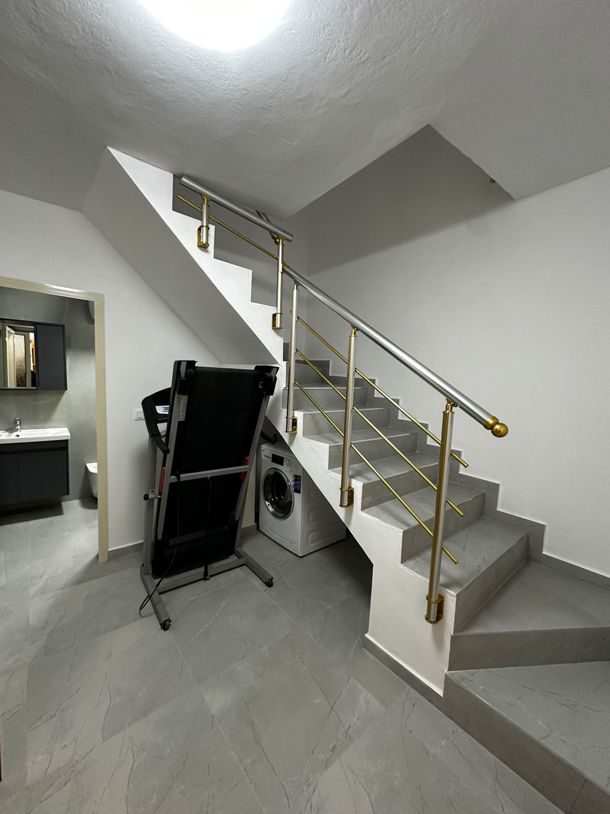 Jepet me Qira Duplex Tip Vilë – Pranë Stacionit të