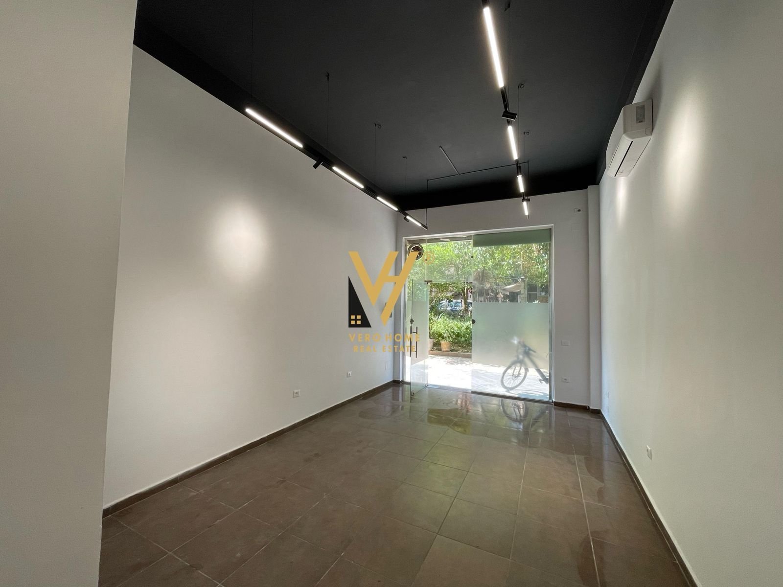 AMBIENT 35 M2 TE KOMUNA E PARISIT 500 EURO