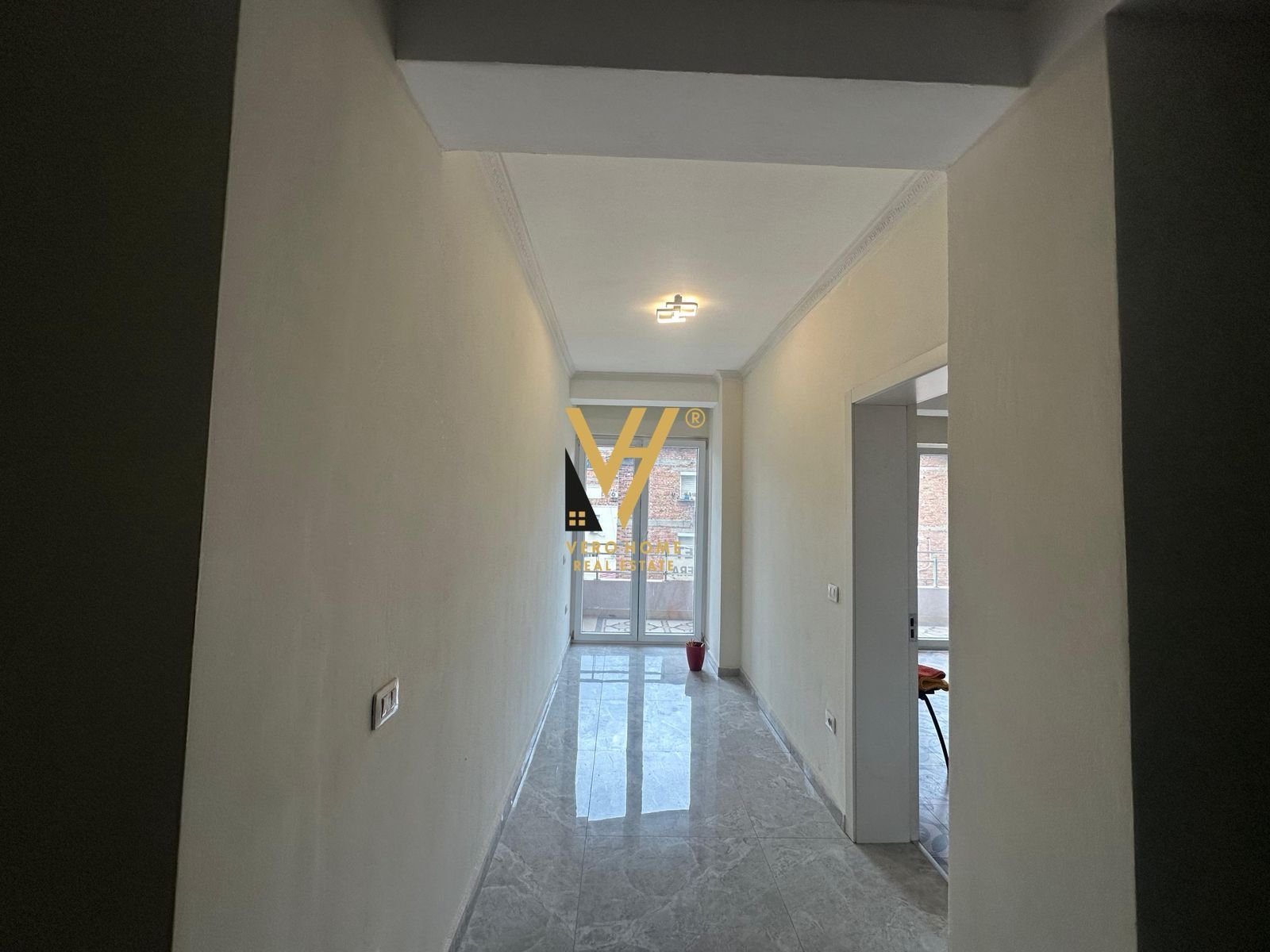 ZYRE 106 M2 ME QIRA TE TREGU CAM 700 EURO