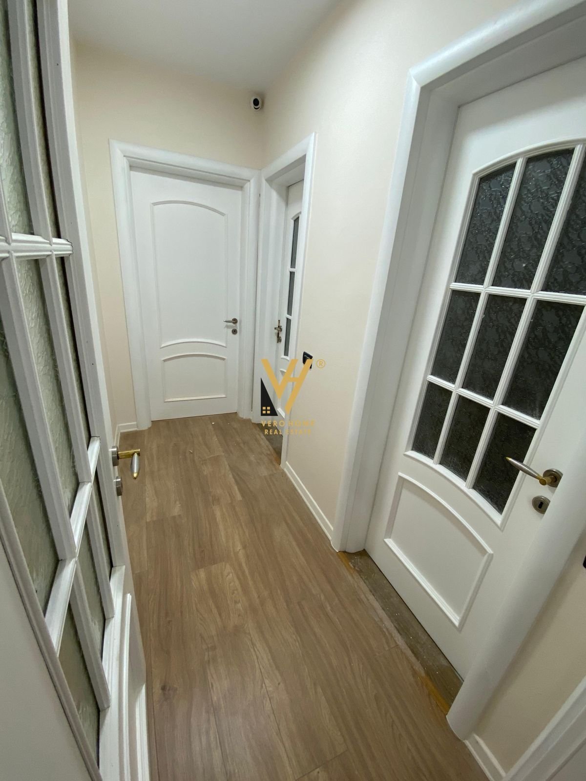 ZYRE 180 M2 ME QERA TE RRUGA E KAVAJES 1.850 EURO