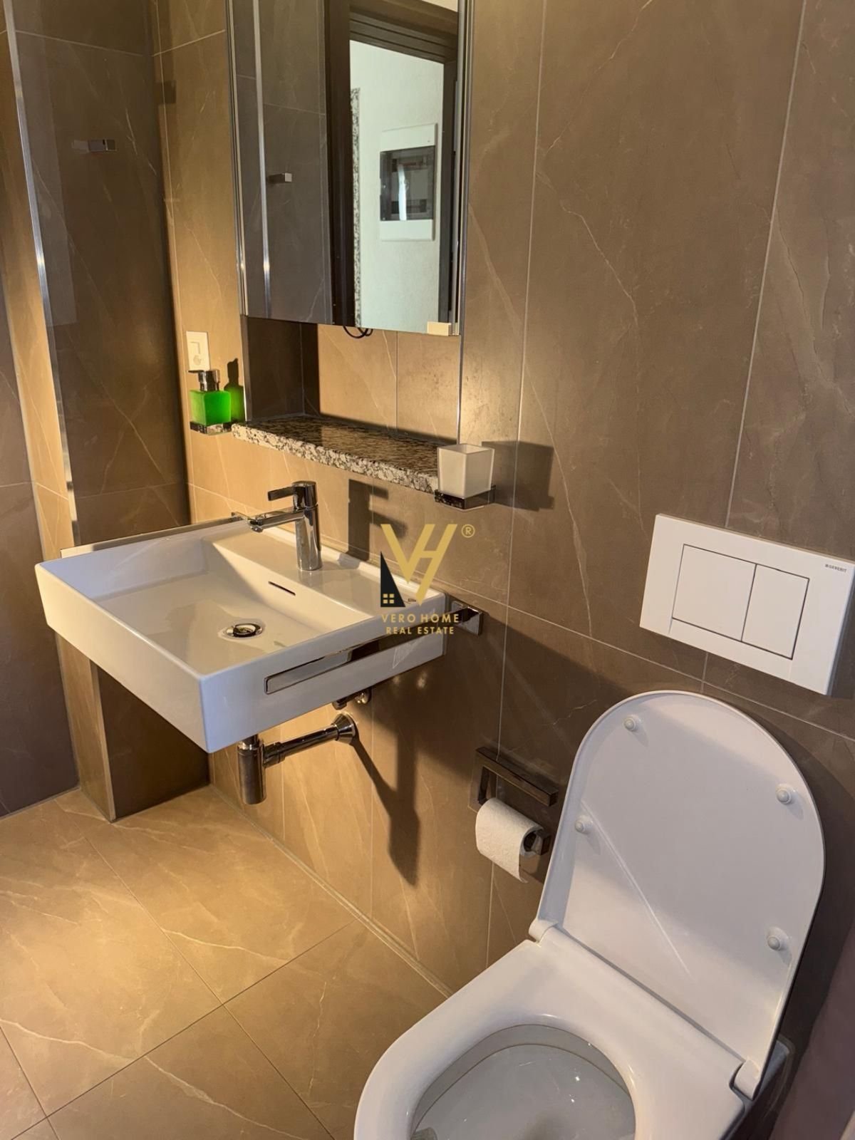 AMBIENT 60 M2 ME QIRA NE QENDER 150.000 LEKE