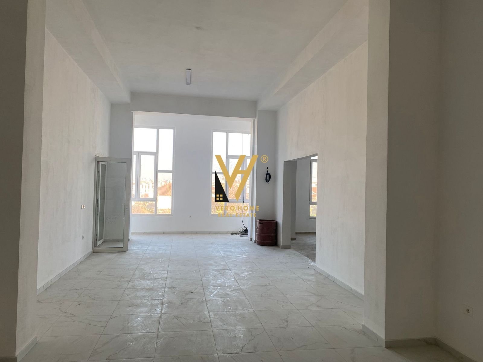 AMBIENT 160 M2 TE KTHESA E KAMZES 800 EURO