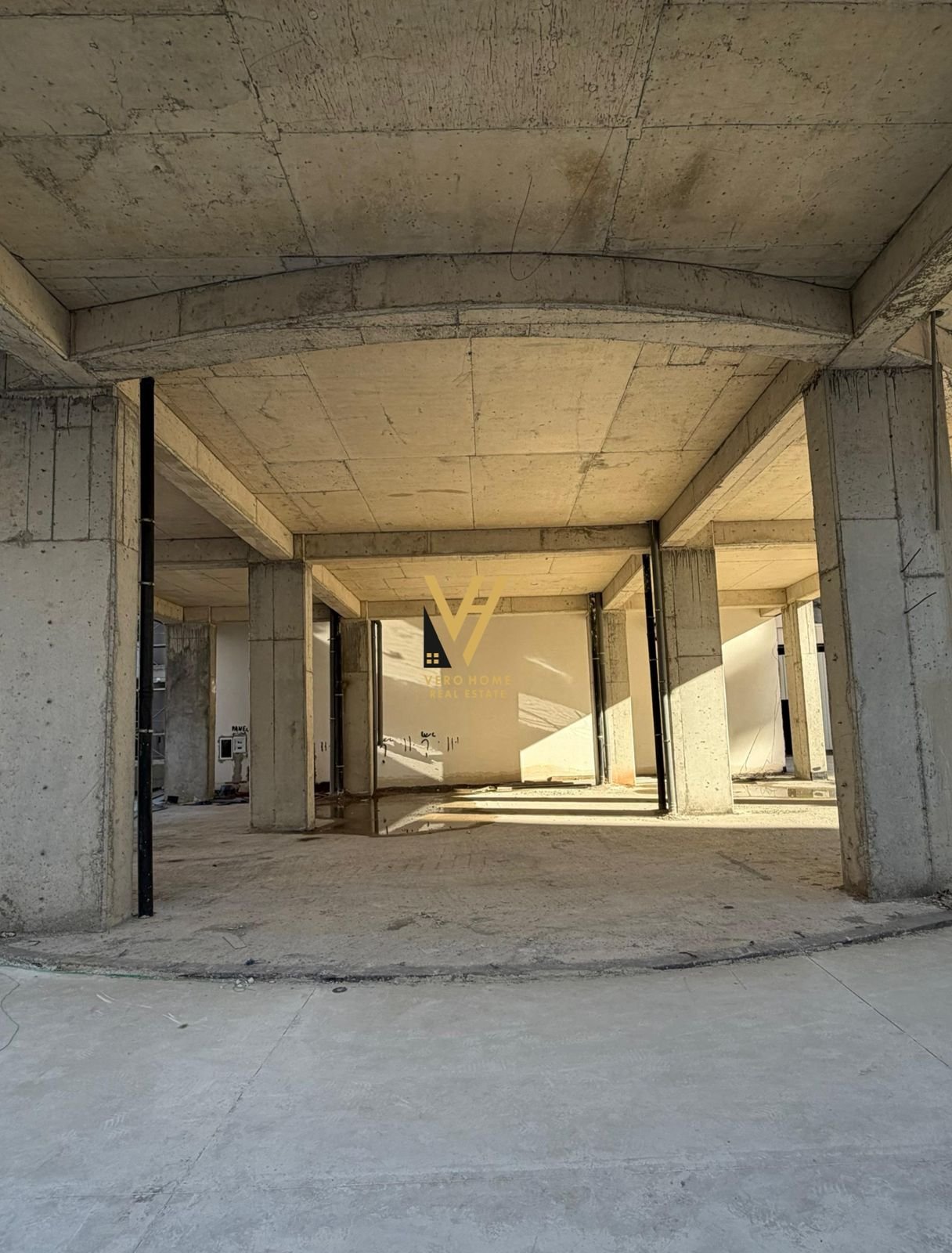 AMBIENT BIZNESI 430 M2 ME QIRA TE ZOGU I ZI 10.000