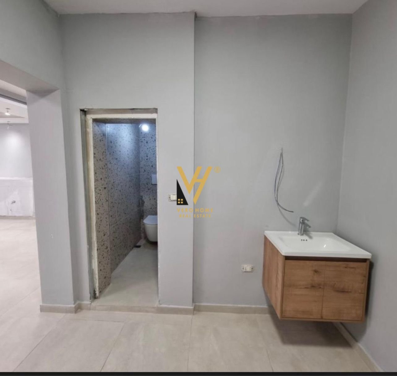 AMBIENT BIZNESI 94 M2 TE HOXHA TAHSIN 134.000 EURO