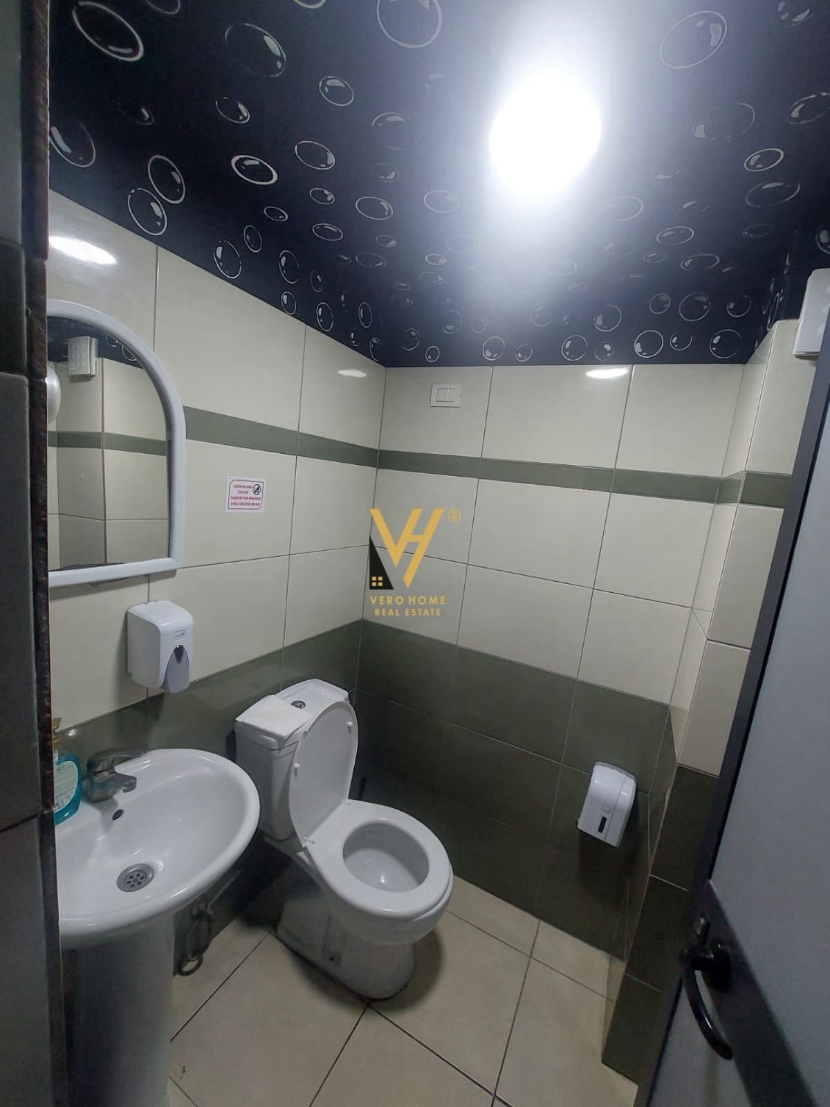 BAR KAFE 70 M2 ME QERA NE YZBERISHT 50.000 LEKE