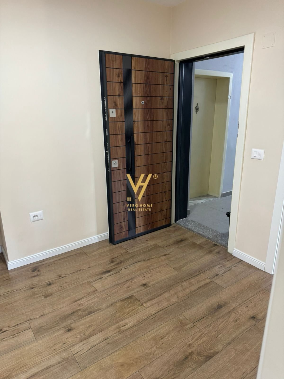 ZYRE 80 M2 ME QERA TE 9-KATSHET, QENDER 900 EURO