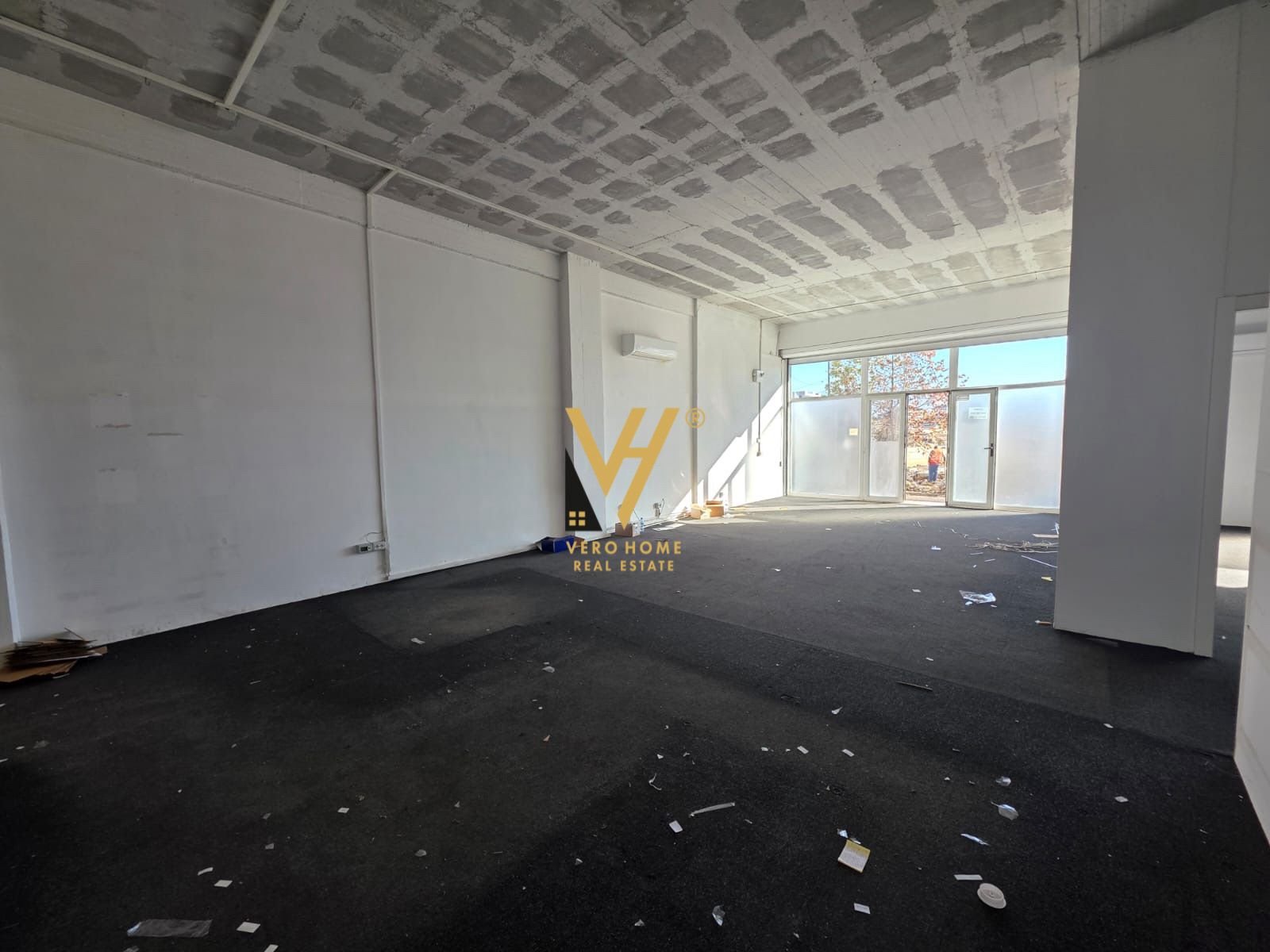 MAGAZINE 300 M2 ME QIRA TE CASA ITALIA 1.950 EURO