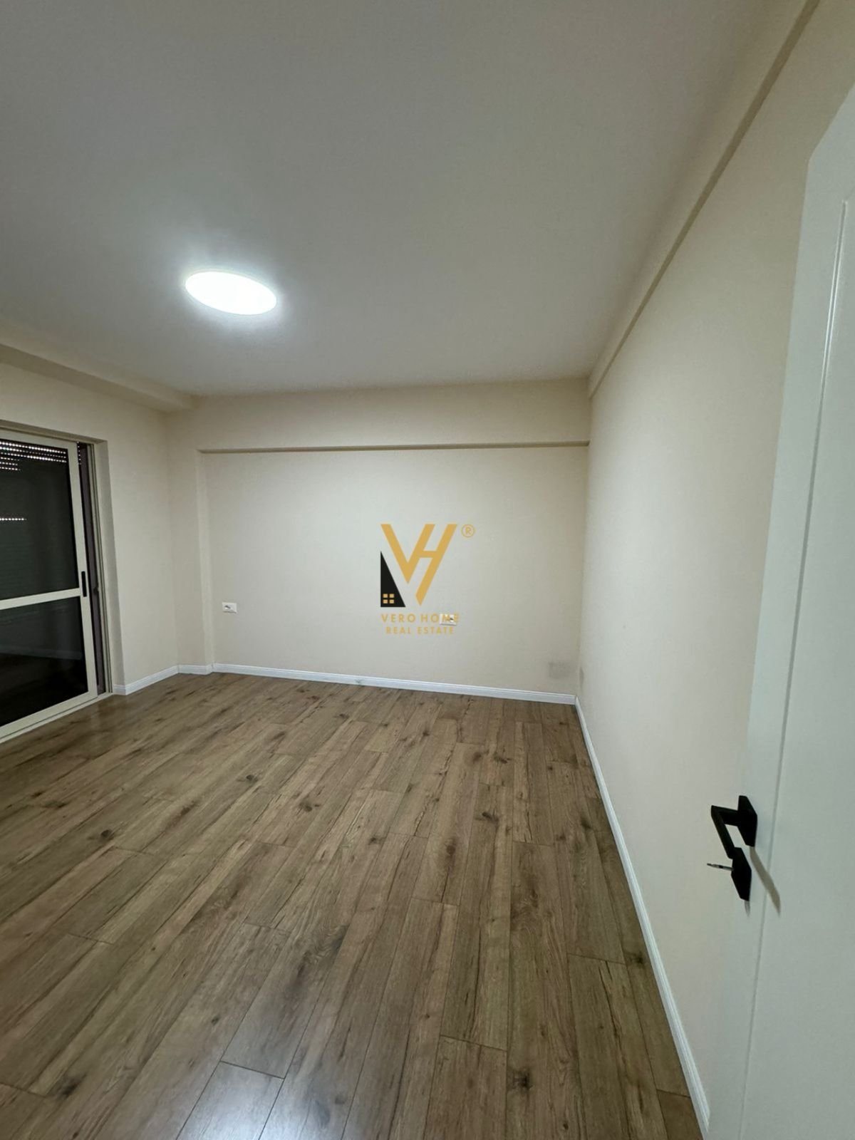 ZYRE 80 M2 ME QERA TE 9-KATSHET, QENDER 900 EURO