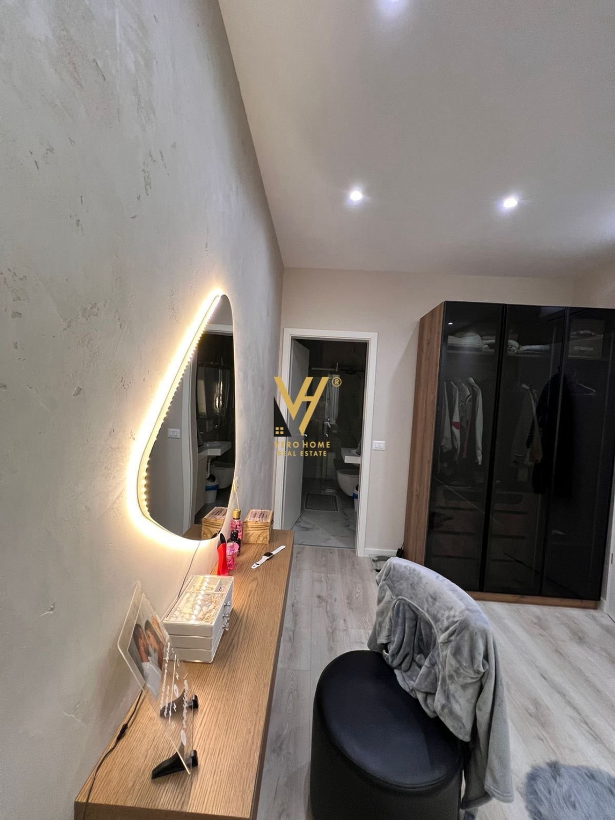 2+1+BLK ME QERA TE 21 DHJETORI 800 EURO