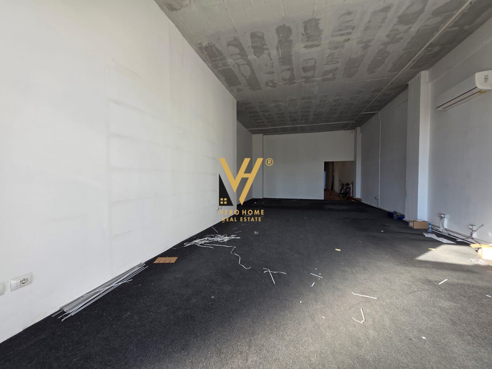 MAGAZINE 300 M2 ME QIRA TE CASA ITALIA 1.950 EURO