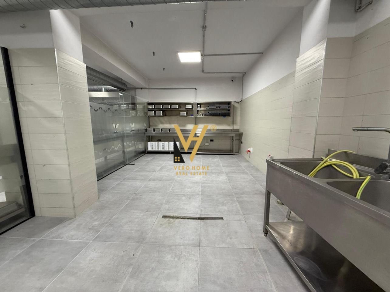 MAGAZINE 1.200 M2 TE KTHESA E KAMZES 8.000 EURO