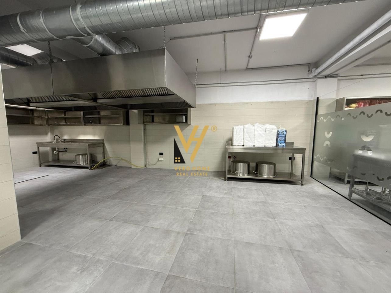 MAGAZINE 1.200 M2 TE KTHESA E KAMZES 8.000 EURO