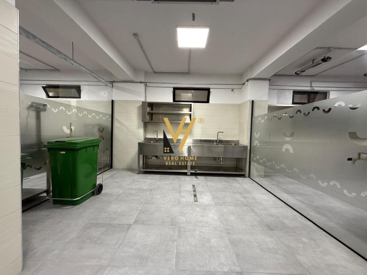 MAGAZINE 1.200 M2 TE KTHESA E KAMZES 8.000 EURO