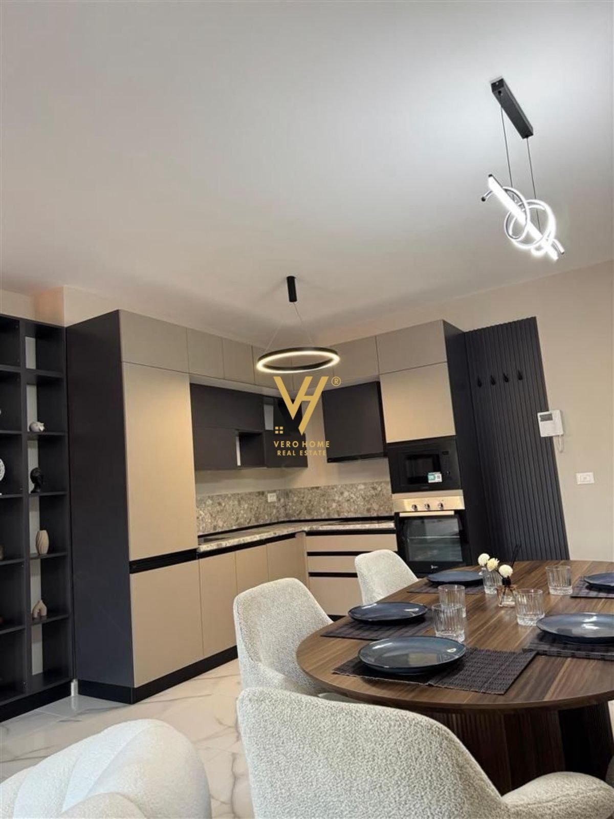 2+1+2+BLK ME QERA TE GARDEN BUILDING 1.900 EURO