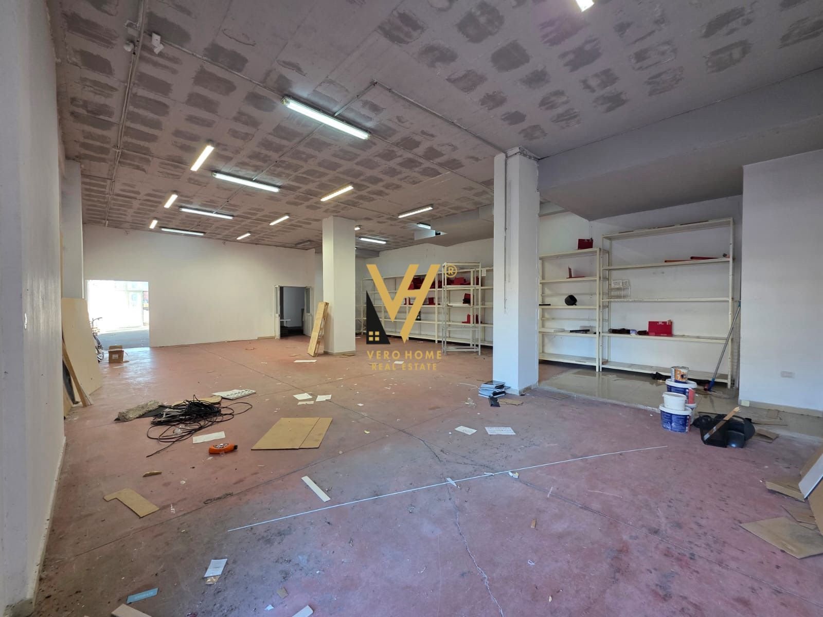 MAGAZINE 300 M2 ME QIRA TE CASA ITALIA 1.950 EURO