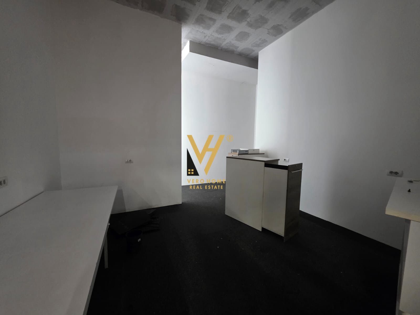 MAGAZINE 300 M2 ME QIRA TE CASA ITALIA 1.950 EURO