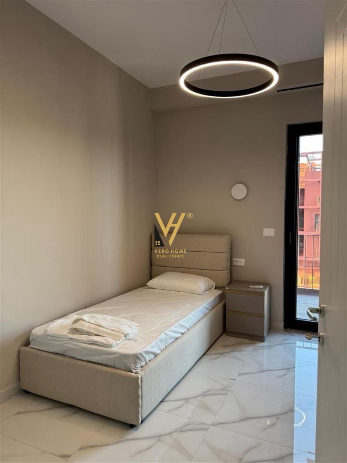 2+1+2+BLK ME QERA TE GARDEN BUILDING 1.900 EURO