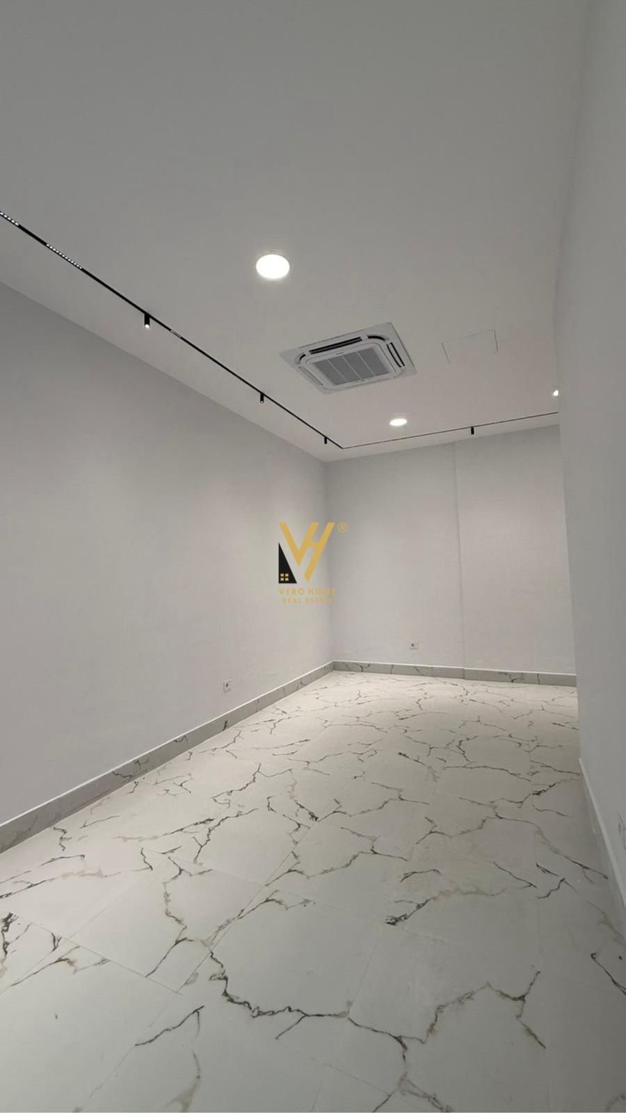 AMBIENT 38 M2 TE RRUGA MINE PEZA 900 EURO