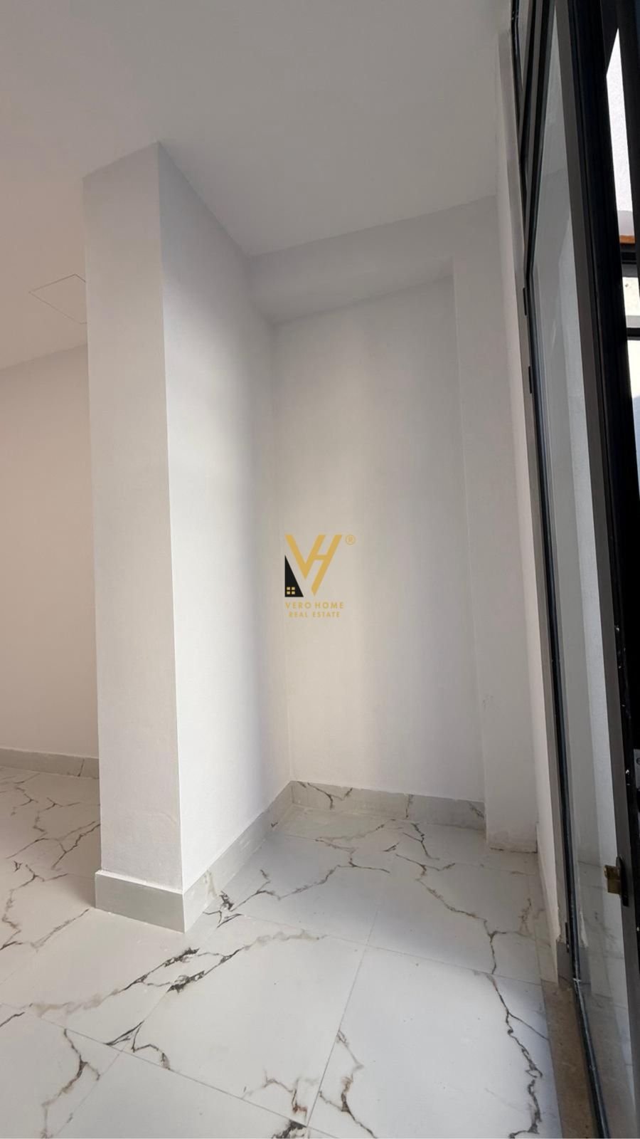 AMBIENT 38 M2 TE RRUGA MINE PEZA 900 EURO