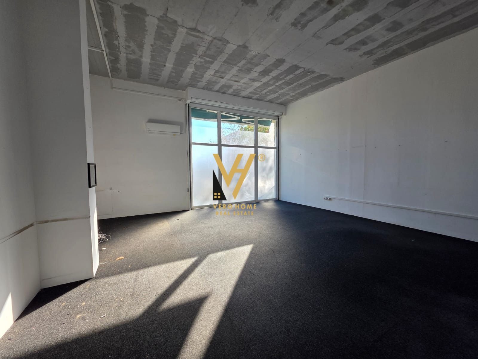 MAGAZINE 300 M2 ME QIRA TE CASA ITALIA 1.950 EURO