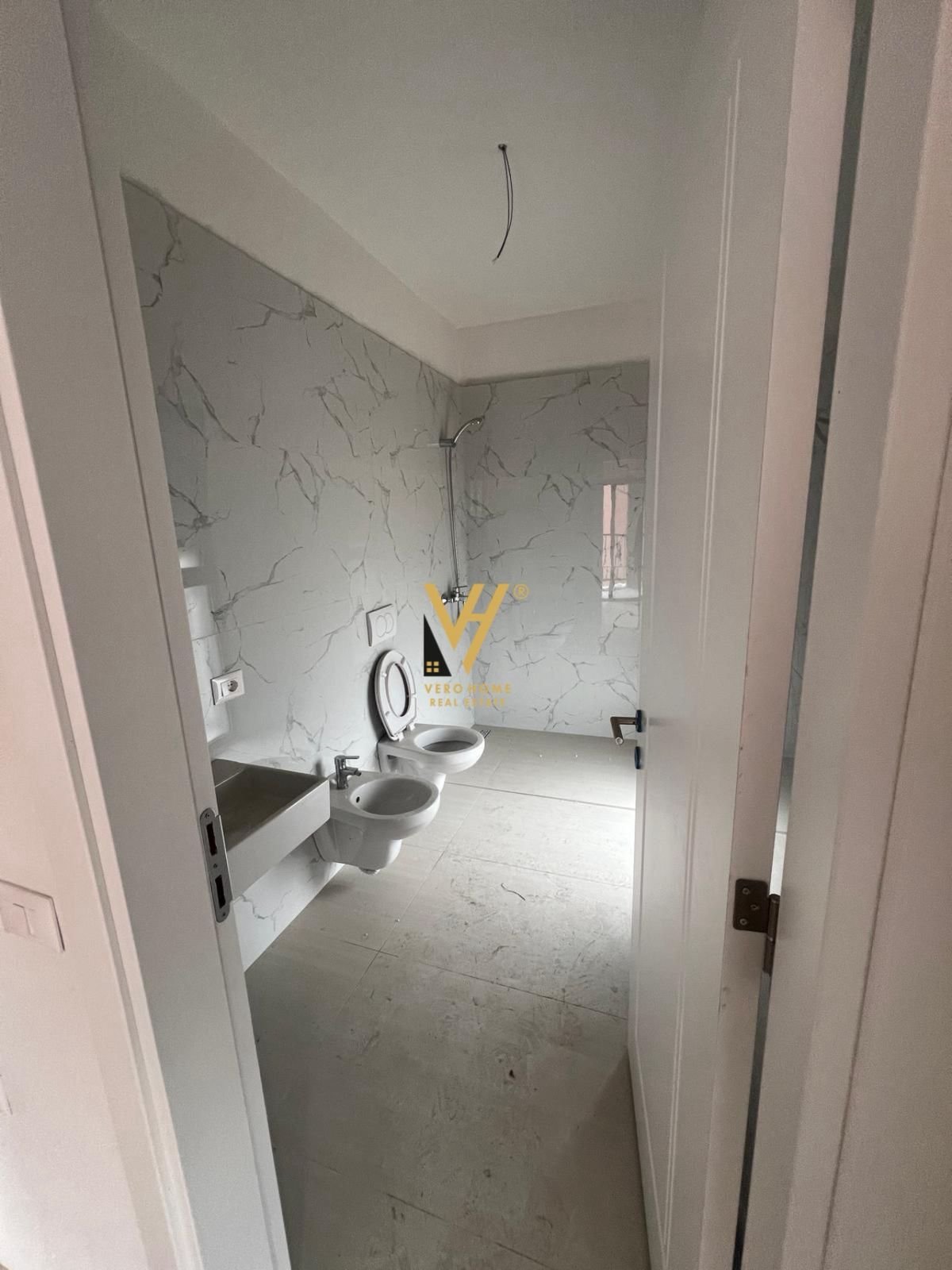 ZYRE 100 M2 ME QIRA TE BULEVARDI I RI 690 EURO