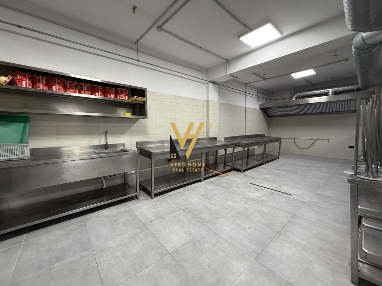 MAGAZINE 1.200 M2 TE KTHESA E KAMZES 8.000 EURO