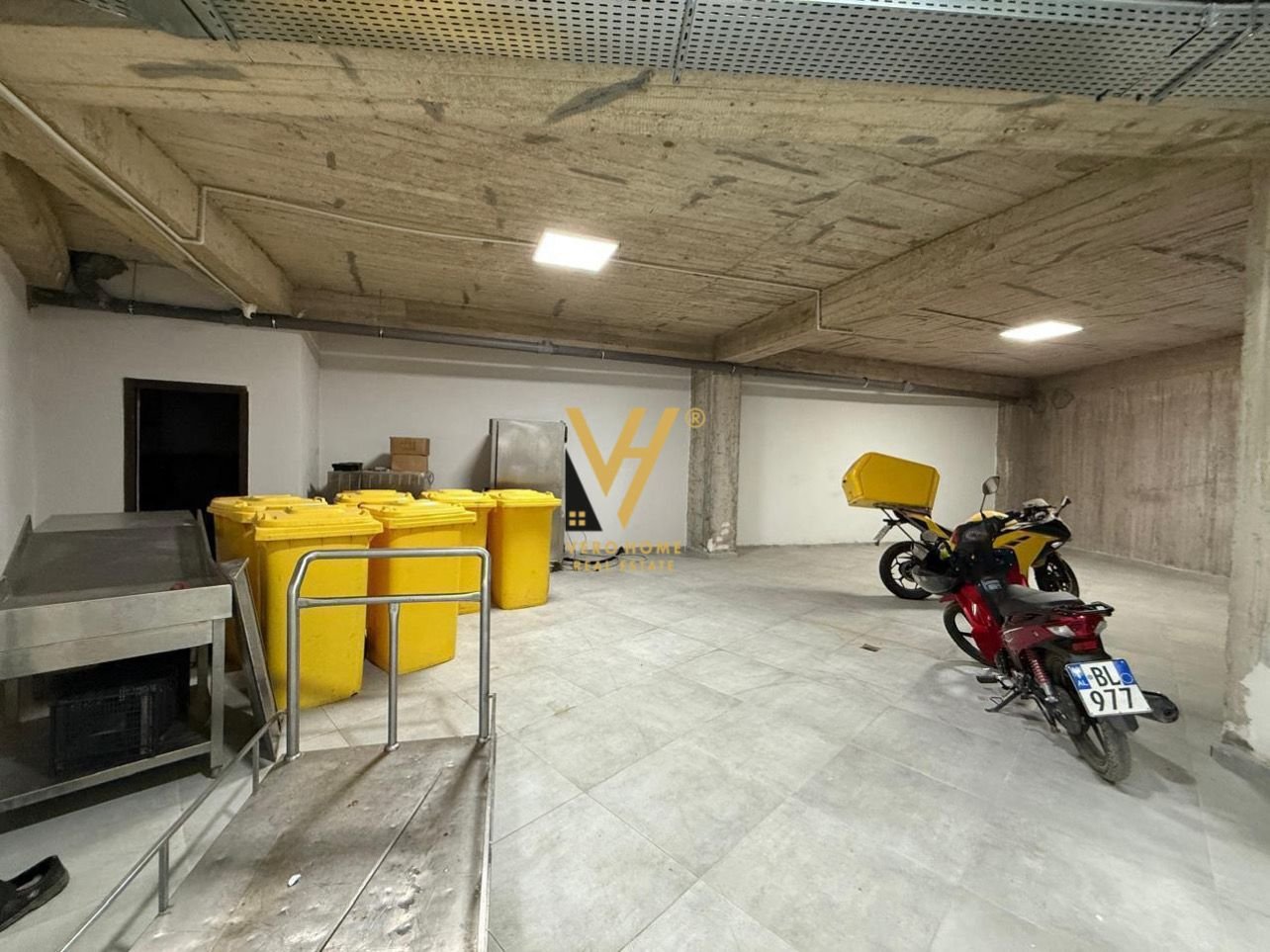 MAGAZINE 1.200 M2 TE KTHESA E KAMZES 8.000 EURO