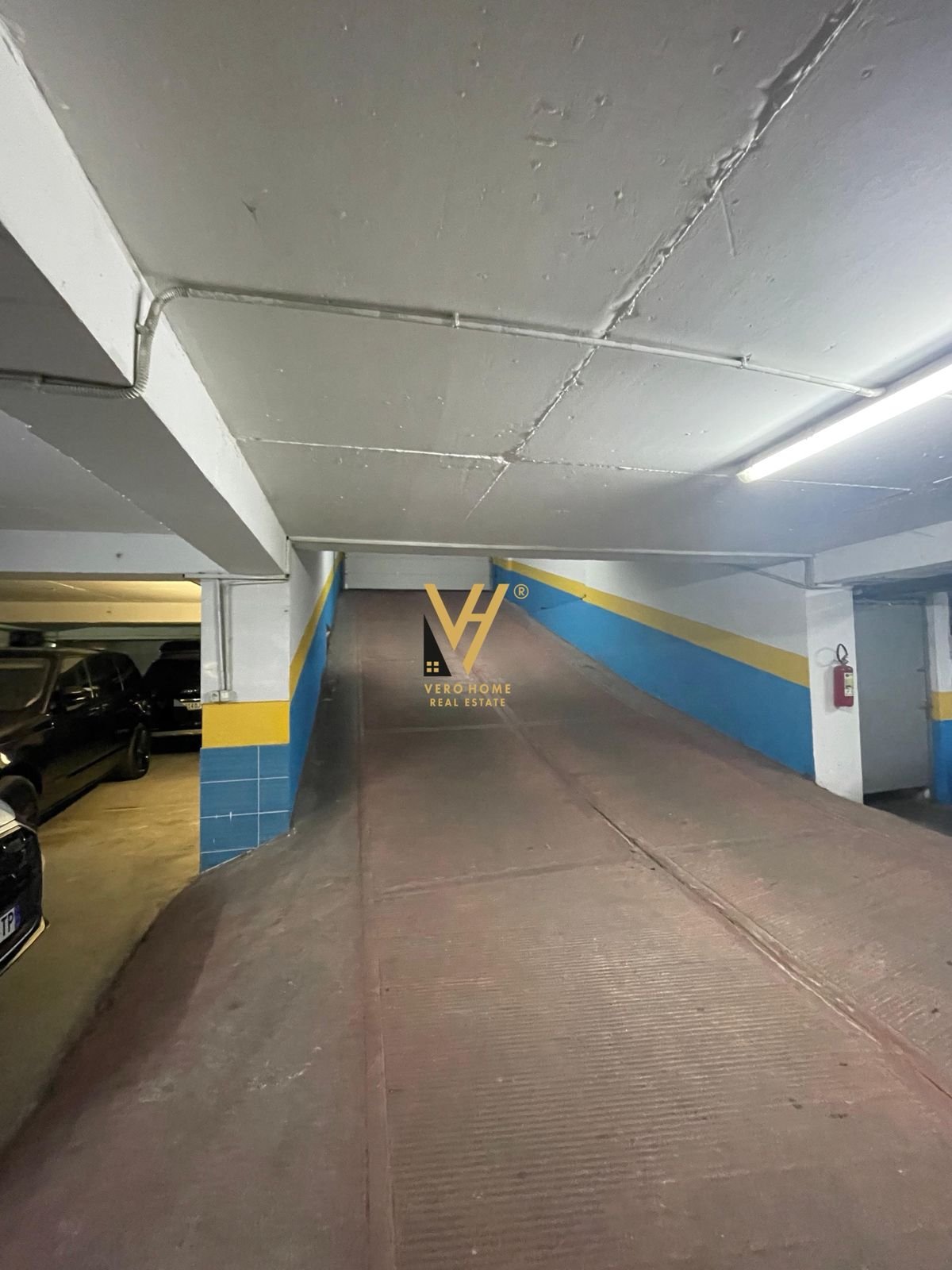 LAVAZH-PARKING 140 M2 TE KRISTAL CENTER 70.000 LEK