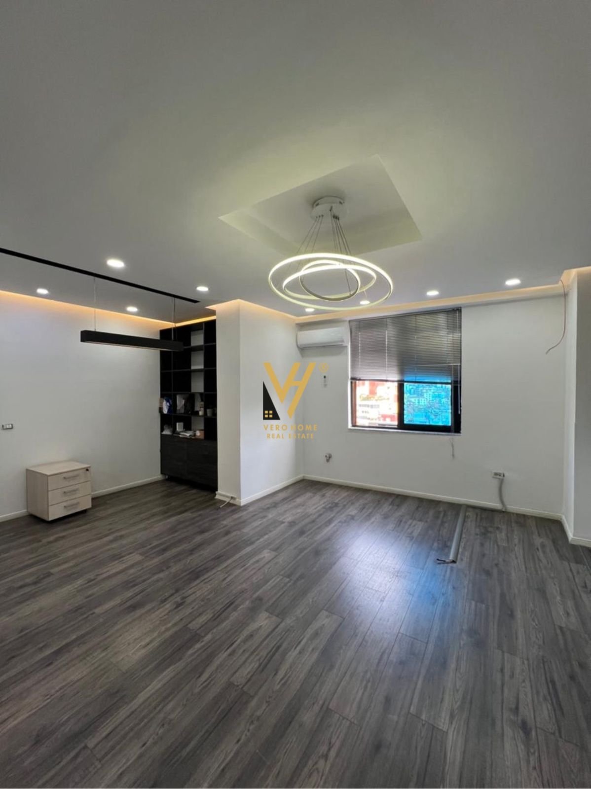 AMBIENT BIZNESI 371 M2 ME QERA TE USLUGA 3.000 EUR