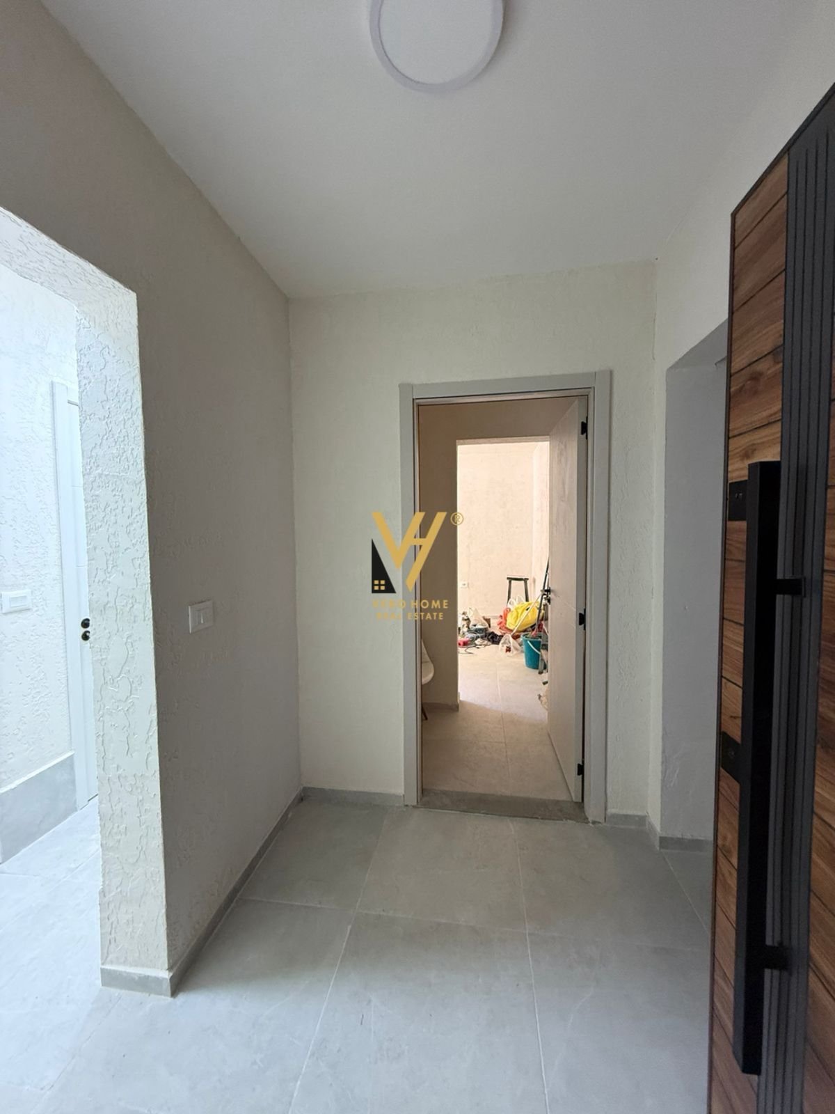 ZYRE 40 M2 ME QERA TE MOZAIKU I TIRANES 45.000 LEK