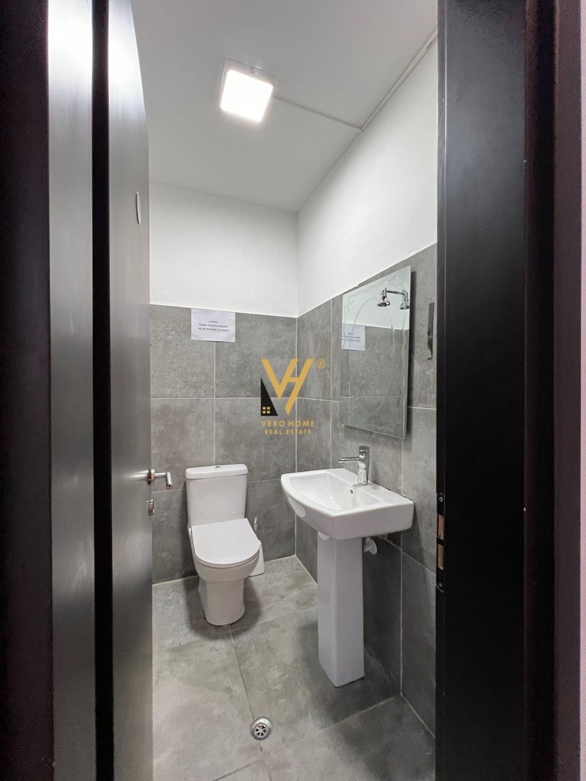 AMBIENT BIZNESI 371 M2 ME QERA TE USLUGA 3.000 EUR