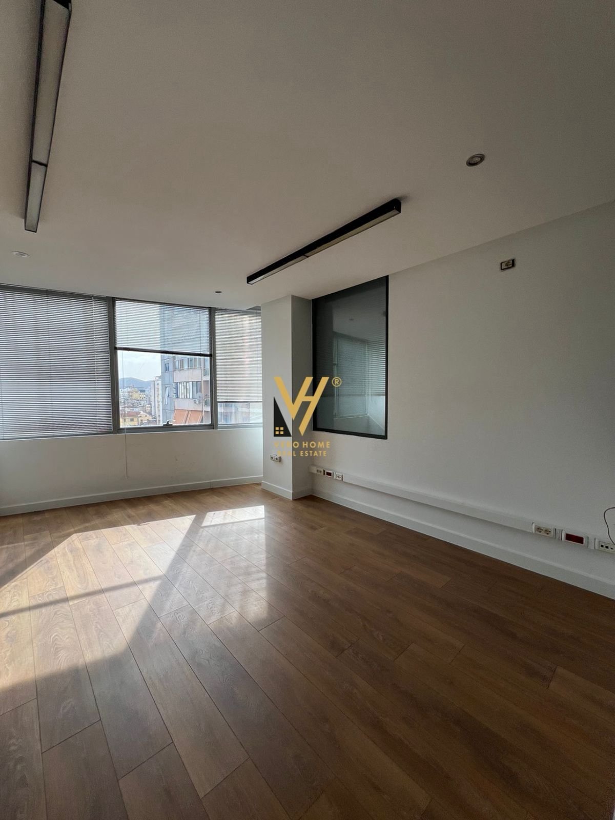 AMBIENT BIZNESI 371 M2 ME QERA TE USLUGA 3.000 EUR