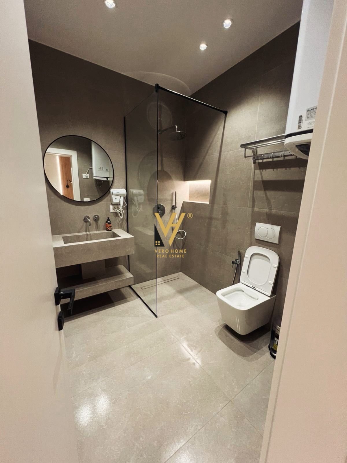 2 GARSONIERE ME QIRA NE QENDER 1.500 EURO