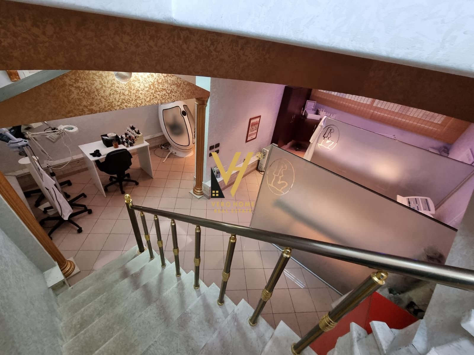 AMBIENT 150 M2 ME QERA TE MINE PEZA 120.000 LEKE