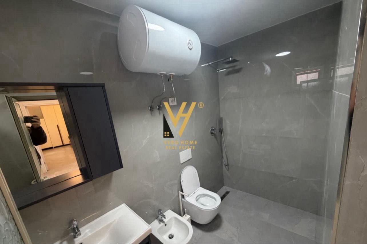 HYRJE 2+1 ME QERA TE STACIONI I TRENIT 700 EURO