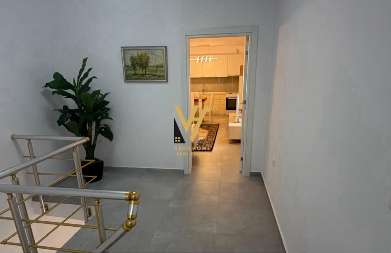 HYRJE 2+1 ME QERA TE STACIONI I TRENIT 700 EURO