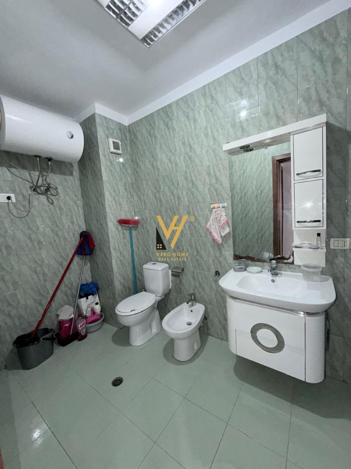 AMBIENT 78 M2 TE ISH EKSPOZITA 65.000 LEKE