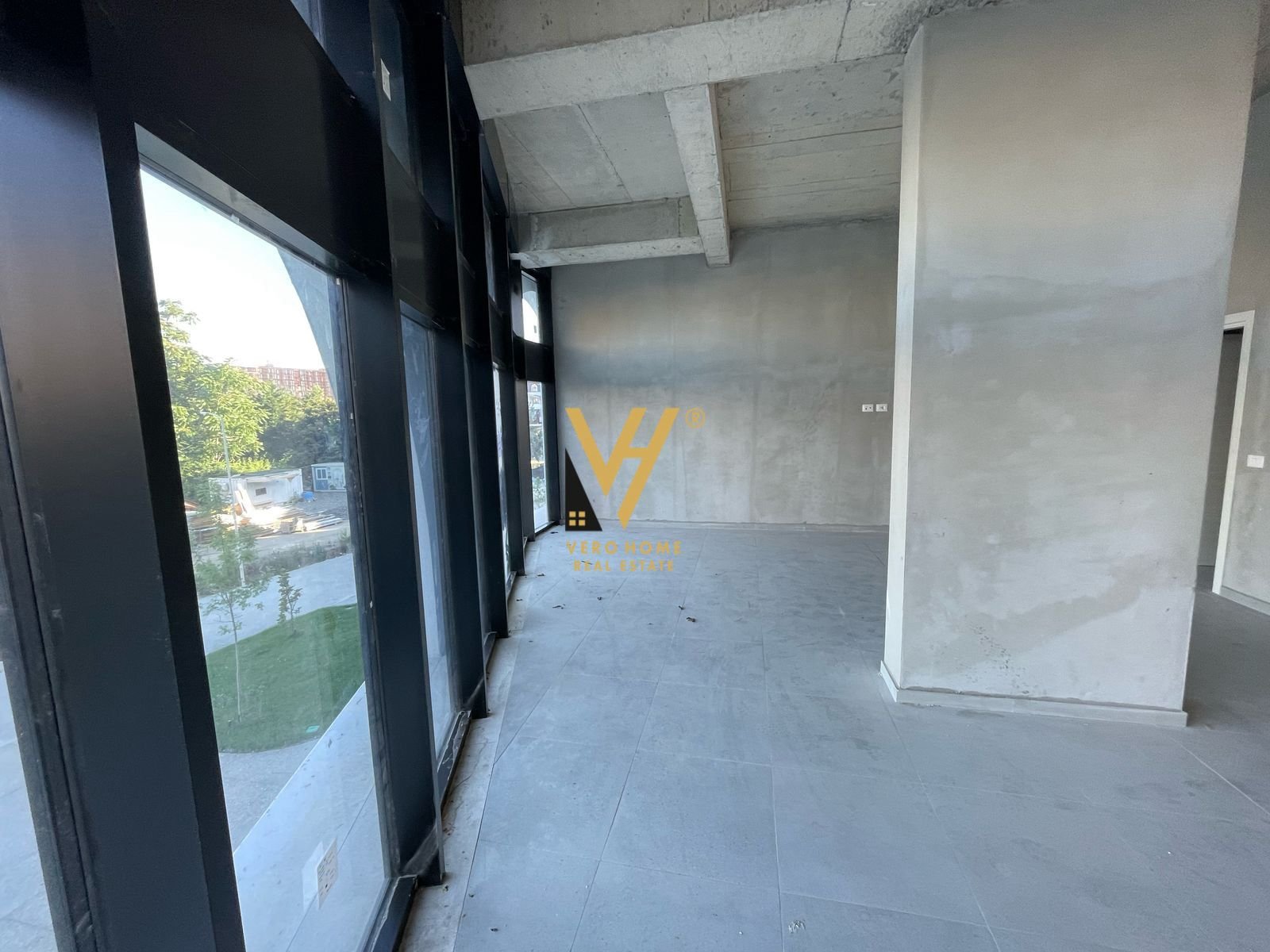 AMBIENT 126 M2 ME QERA TE UNAZA E RE 1.300 EURO