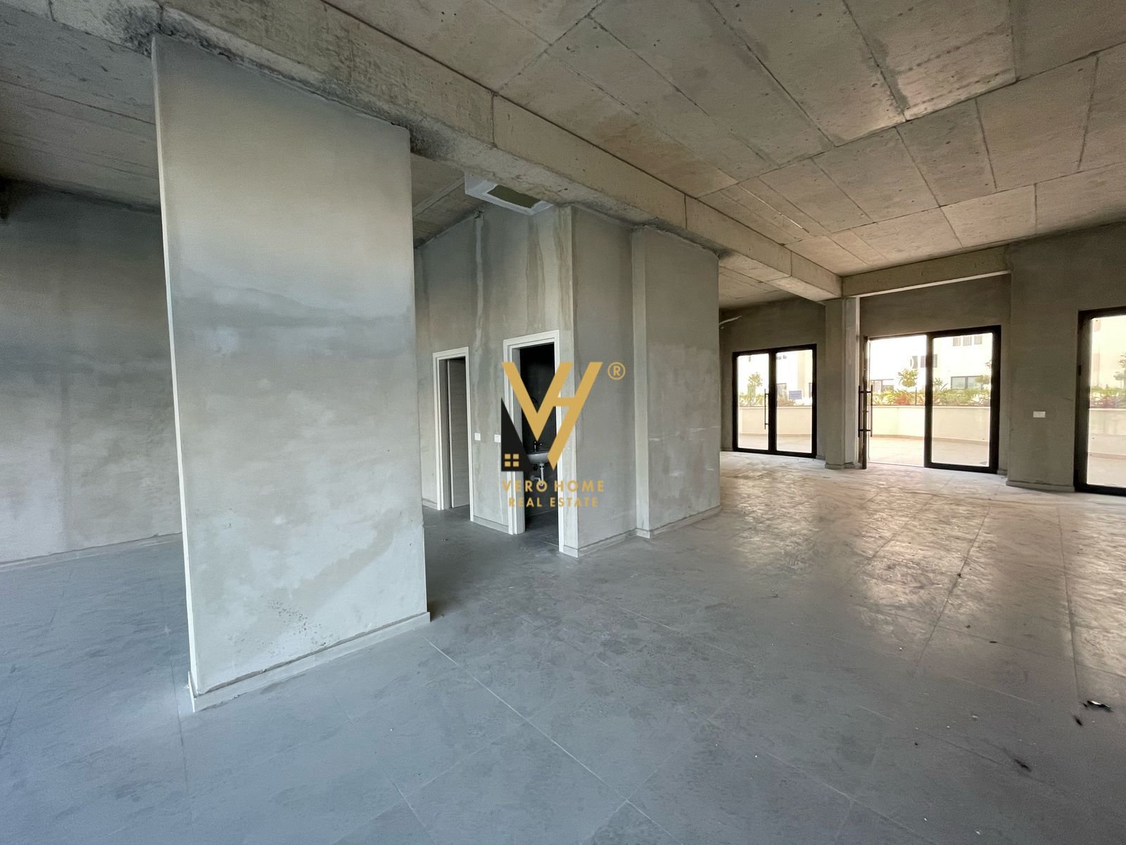 AMBIENT 126 M2 ME QERA TE UNAZA E RE 1.300 EURO